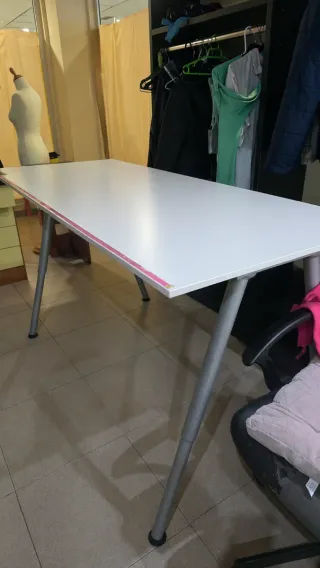 Mesa de comedor blanca
