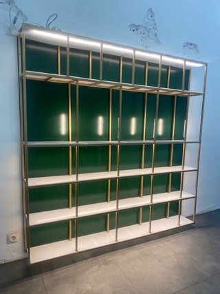 Estantería dorada y verde