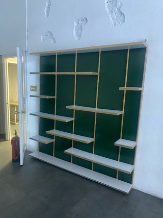 Estantería dorada y verde