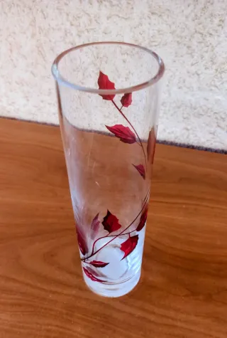 Vaso di vetro decorato con foglie rosse