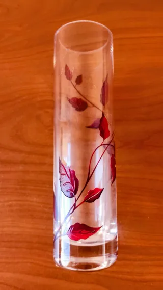 Vaso di vetro decorato con foglie rosse