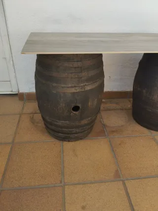 Mesa Barriles Vino Antiguos y Encimera Porcelámico