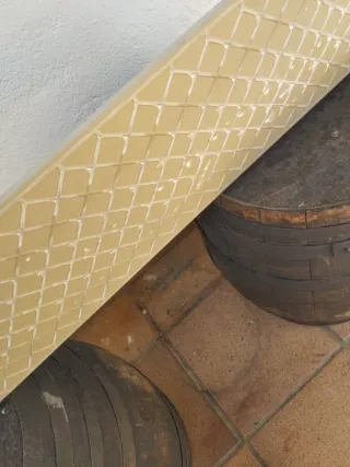 Mesa Barriles Vino Antiguos y Encimera Porcelámico