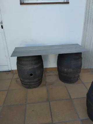 Mesa Barriles Vino Antiguos y Encimera Porcelámico