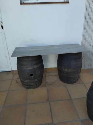 Mesa Barriles Vino Antiguos y Encimera Porcelámico