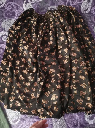 Falda negra con estampado floral dorado