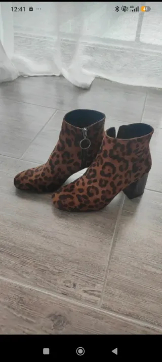 Botas de salto alto com estampa de leopardo