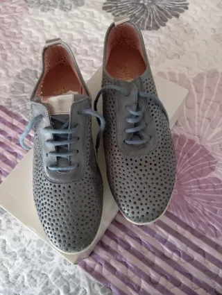 Zapatos de piel con diseño moderno.