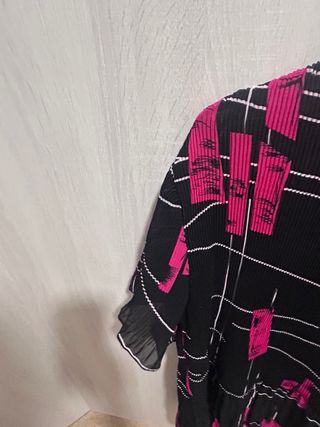 Camisa manga corta Goldenleaf negra y fucsia