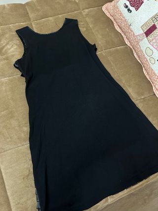 Vestido negro con volantes