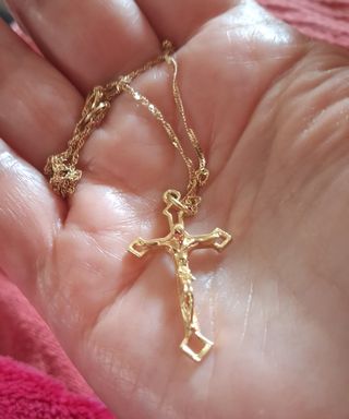 Preciosa cruz de oro de 18K