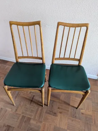 Dos sillas antiguas