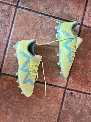 Zapatos Fútbol Puma y Camiseta Real Madrid