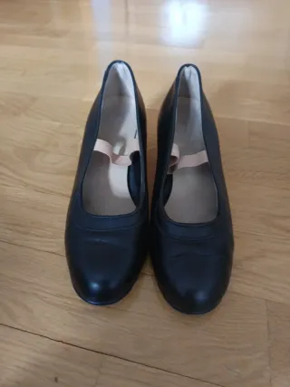Zapatos de baile negros. Con tachuela