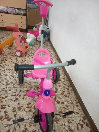 Triciclo rosa con empujador