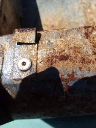 Mangiatoia metallica per recinti