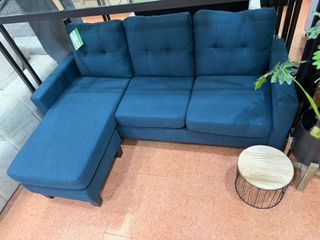 Sofá chaise longue azul con puff