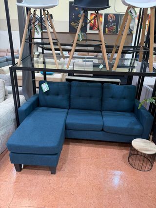 Sofá chaise longue azul con puff
