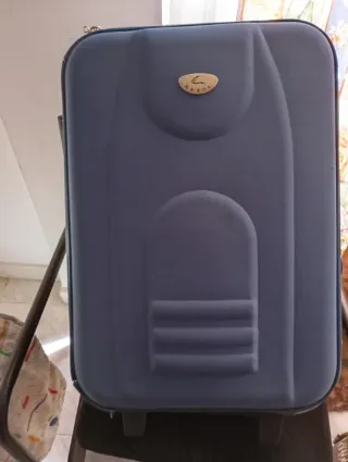 Maleta de viaje roja con compartimento