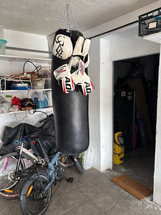 Saco de boxeo + 2 pares guantes