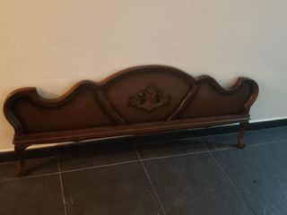 Cabecero de cama de madera tallada
