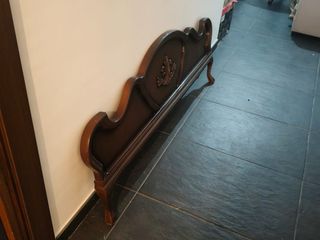 Cabecero de cama de madera tallada