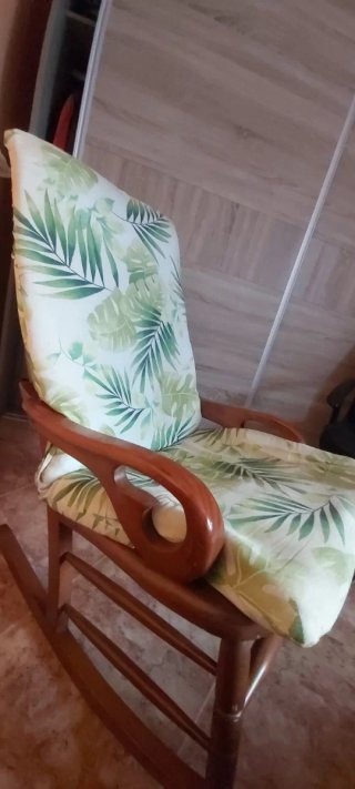 Mecedora antigua de madera y ratán