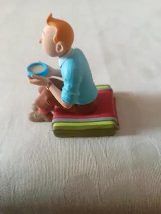 Figura pequeña Tintín - Sentado con tazón de leche