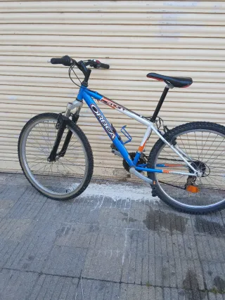 Bicicleta Orbea Azul y Blanca