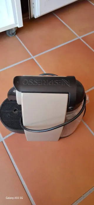 Cafetera Nespresso Beige