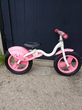 Bicicleta de equilibrio rosa para niña