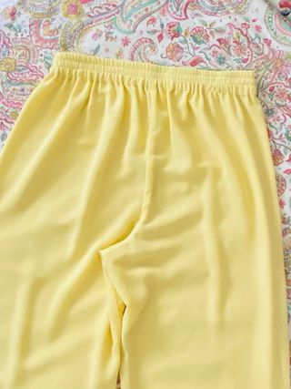 Pantalón holgado amarillo invitada