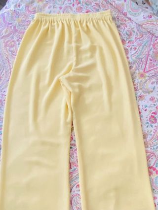 Pantalón holgado amarillo invitada