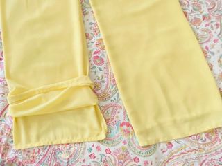 Pantalón holgado amarillo invitada