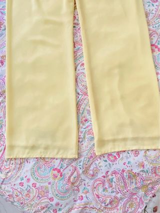 Pantalón holgado amarillo invitada