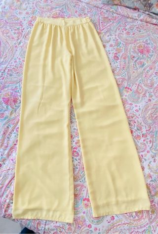 Pantalón holgado amarillo invitada