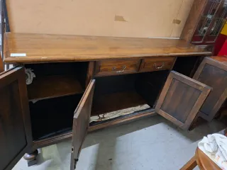 Credenza bassa in legno scuro