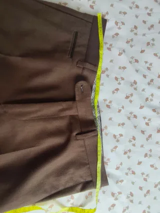 Pantalón de vestir marrón con pinzas