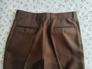 Pantalón de vestir marrón con pinzas