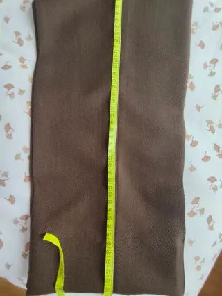 Pantalón de vestir marrón con pinzas