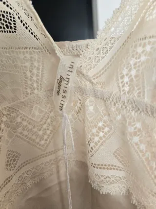 Camisón de seda con encaje beige