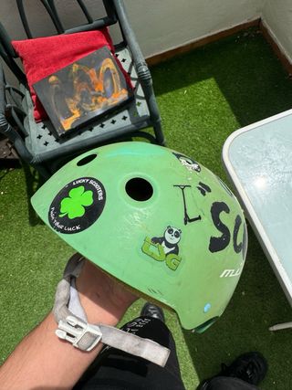 Casco verde con pegatinas