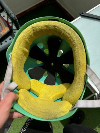 Casco verde con pegatinas