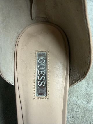 Zapatos de tacón Guess beige