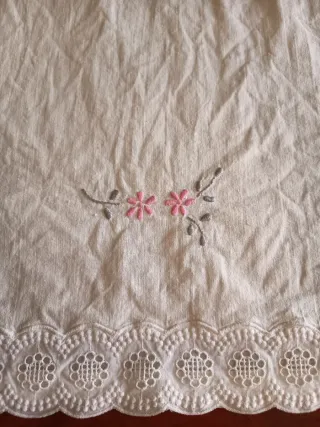 Set di biancheria da letto antica con ricamo floreale