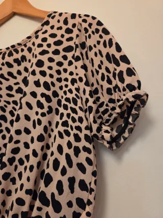 Blusa estampada leopardo y falda tubo  negra