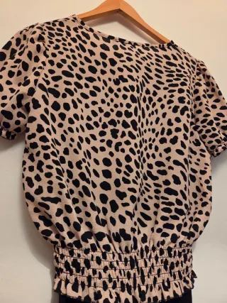 Blusa estampada leopardo y falda tubo  negra