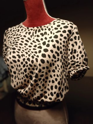 Blusa estampada leopardo prácticamente nueva. T.S