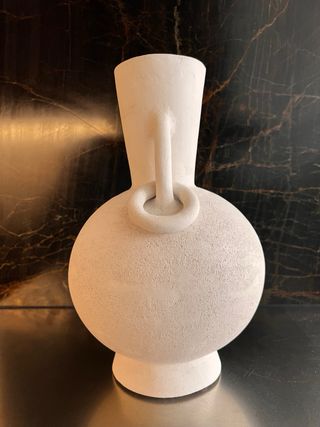 Jarrón de cerámica blanco con asas
