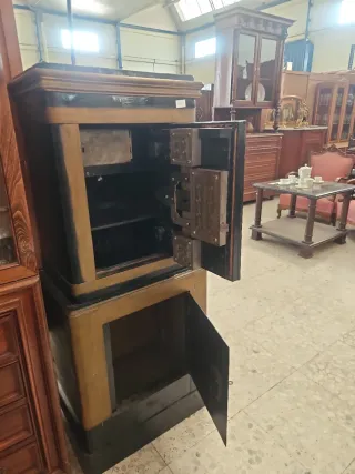 Caja Fuerte Antigua Negra y Dorada